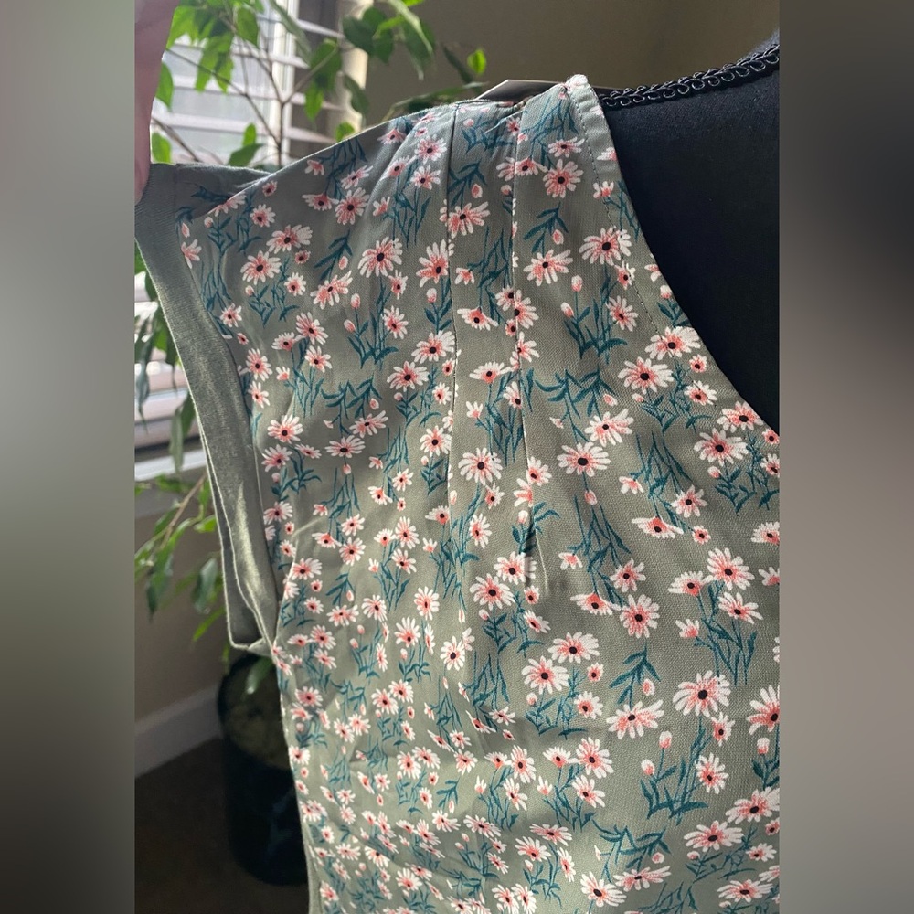 NWT Floral Green Women's Top Small - Picture 5 of 7